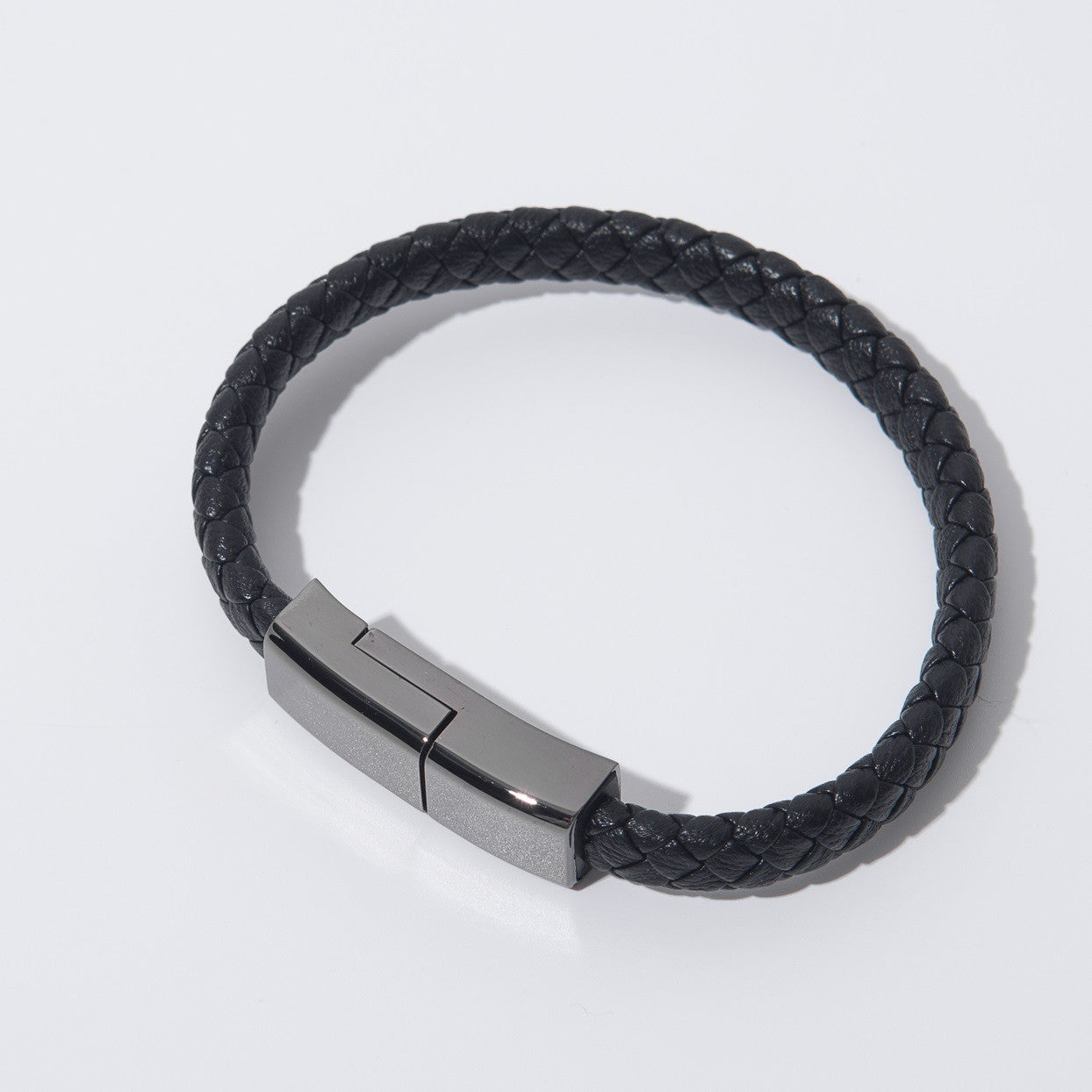 New charging cable bracelet Stay powered and stylish with this sleek charging cable bracelet. Discreutility, durable, and perfect for on-the-go charging, it’s the ultimate blend of fashion and stylish.